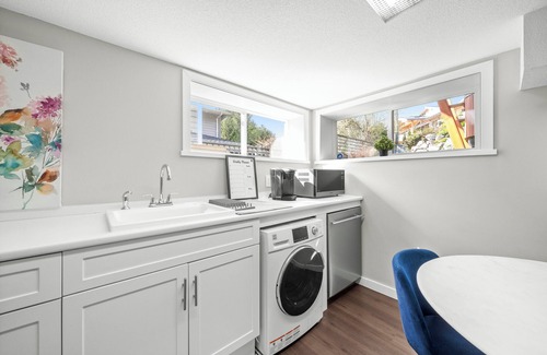 Upper Lonsdale House | Charming 1-bedroom private suite in Upper North Vancouver