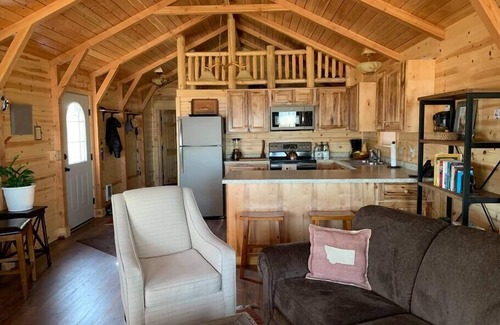 Babb House | Charming 1-Bedroom Cabin on Duck Lake