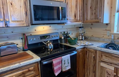 Babb House | Charming 1-Bedroom Cabin on Duck Lake