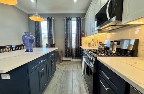 Ampere Apartment | Charming 1-bedroom apartment with WiFi, AC, Laundry & easy commute to NYC!