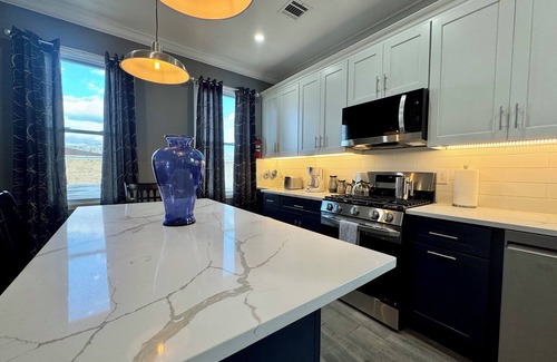 Ampere Apartment | Charming 1-bedroom apartment with WiFi, AC, Laundry & easy commute to NYC!