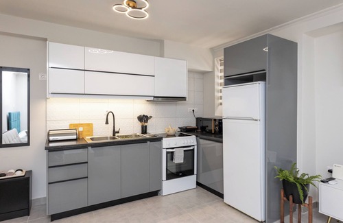 Keratsinion Apartment | Charming 1-bedroom apartment in fabulous Keratsini with WiFi, AC