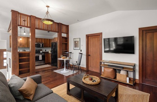 Kenilworth Apartment | Charming 1-bedroom apartment in brilliant Asheville with WiFi, AC