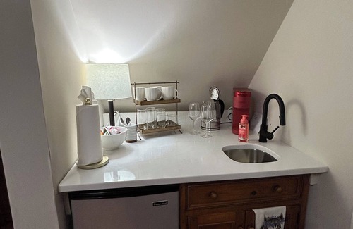 Warrenton Apartment | Charming 1-bedroom apartment in Old Town Warrenton, walkable to Main Street