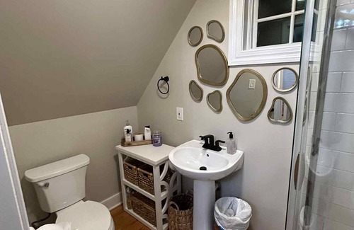 Warrenton Apartment | Charming 1-bedroom apartment in Old Town Warrenton, walkable to Main Street