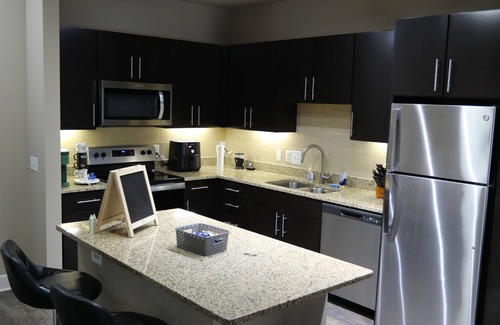 Addison Apartment | Charming 1-bedroom apartment in delightful Addison with WiFi, AC, fitness room