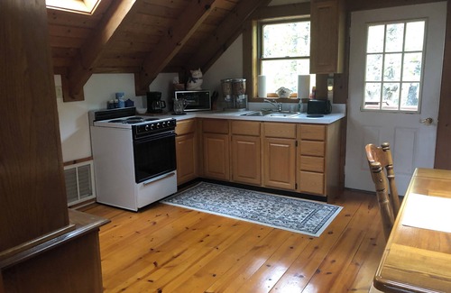 Boston Apartment | Charming 1-bedroom apartment with AC and WiFi close to old rag and local winery