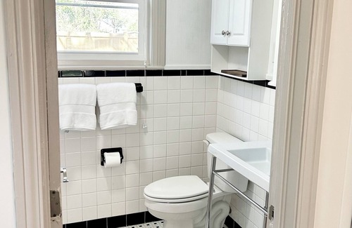 Georgetown House | Charming 1-bedroom bungalow in beautiful DOWNTOWN Georgetown with WiFi, AC