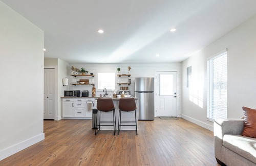 Afton Cottage | Charming 1-bedroom cottage with WiFi and AC near Monkey Island and Grand Lake
