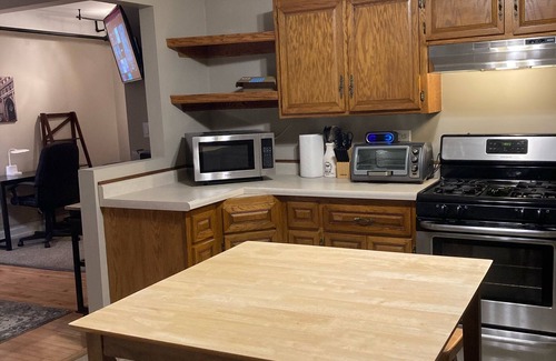North Center Apartment | Charming 1 Bedroom entire Apartment - 1 Mile from Wrigley