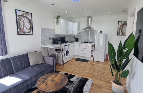 Little Holland House | Charming 1-bedroom Garden Apartment