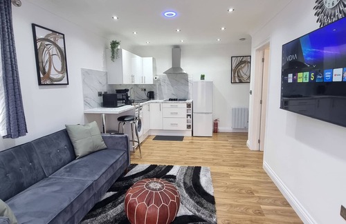 Little Holland House | Charming 1-bedroom Garden Apartment