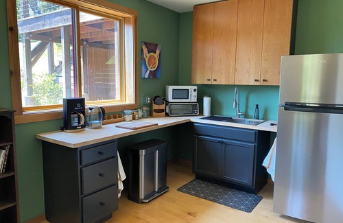 Elk Apartment | Charming 1-bedroom Garden view apartment in the Redwoods
