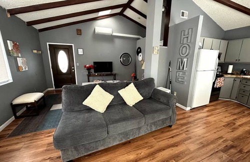 Allied Gardens House | Charming 1-bedroom Guest House in fabulous San Diego with AC, WiFi, TV
