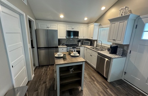 Henderson House | Charming 1-bedroom house with river view in Henderson.