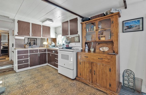 Bombay Beach House | Charming 1-bedroom house with AC, WiFi in arts destination Bombay Beach