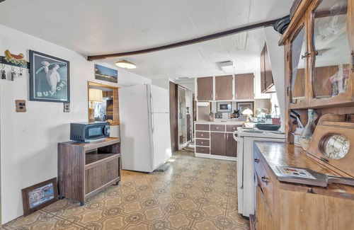 Bombay Beach House | Charming 1-bedroom house with AC, WiFi in arts destination Bombay Beach