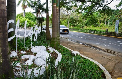 Ciudad Jardin House | Charming 1-bedroom house with AC, TV, bathroom, WiFi, pool, parking, camara