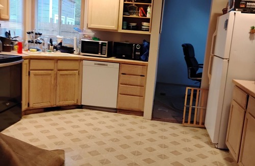 Renton House | Charming 1-bedroom in Renton in a 4-bedroom ,3 bathroom house.Private bedroom