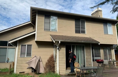 Renton House | Charming 1-bedroom in Renton in a 4-bedroom ,3 bathroom house.Private bedroom