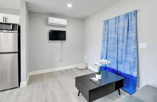 Bearss Plaza Apartment | Charming 1-bedroom studio with WiFi and AC in delightful Tampa.
