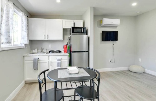 Bearss Plaza Apartment | Charming 1-bedroom studio with WiFi and AC in delightful Tampa.