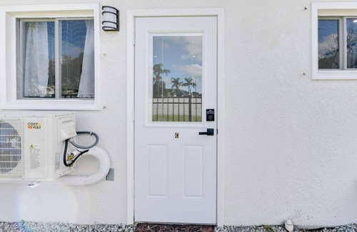 Bearss Plaza Apartment | Charming 1-bedroom studio with WiFi and AC in delightful Tampa.