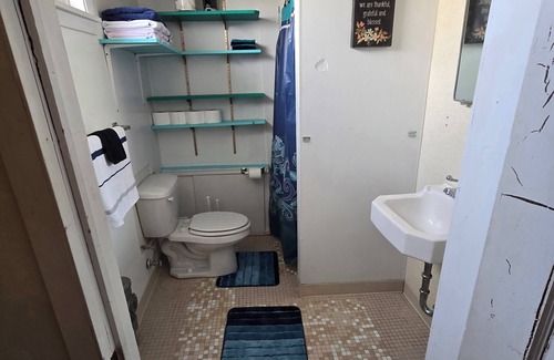 Cedar Rapids - Iowa City House | Charming 1-bedroom house the Live Well Nook with WiFi in Cedar Rapids