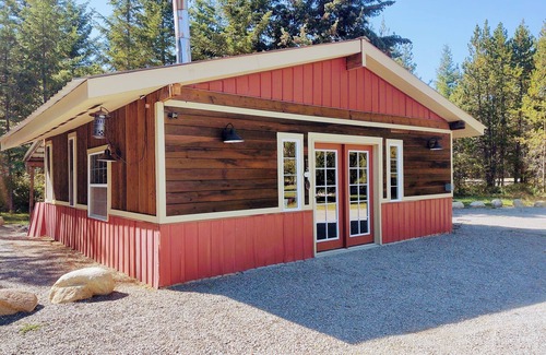 Bonner County House | Charming 1-bedroom house with AC, WiFi in Spirit Lake at The Venue at the Reed's