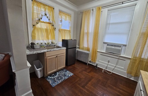 Weequahic Apartment | Charming 1 BR, 1BA, Near Beth Israel Hospital, EWR, NYC Times Square, MetLife.