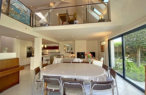 Port-Louis House | Charming 1930s Family Home, Modern Extension, Near Coves, Sleeps 10, WiFi, Private Garden
