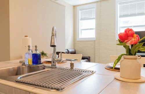 Albany Apartment | Charming 1BR Albany retreat w/parking & full kitchen, near MVP Arena, Washington Park & dining