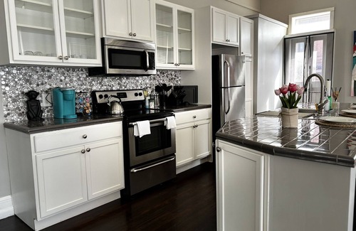 Albany Apartment | Charming 1BR Albany retreat w/parking & full kitchen, near MVP Arena, Washington Park & dining
