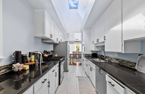 Vista House | Charming 2/1-house with Plantiful SunRoom and Hot Tub
