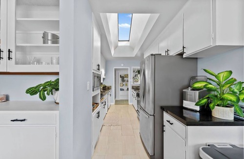 Vista House | Charming 2/1-house with Plantiful SunRoom and Hot Tub