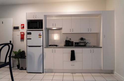 Hamilton Apartment | Charming 2 Apartments in delightful Islington with AC, Balcony & Wifi.