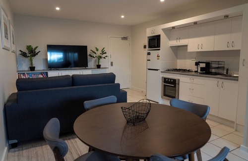 Hamilton Apartment | Charming 2 Apartments in delightful Islington with AC, Balcony & Wifi.