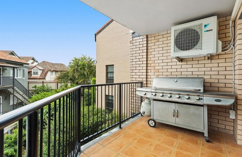 New Farm Apartment | Charming 2-Bed Apartment with City Views