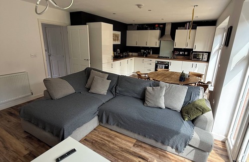 Long Itchington House | Charming 2-Bed Bungalow in Peaceful Village Countryside Escape