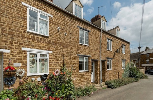 Adderbury House | Charming 2 Bed Cottage in the Heart of Adderbury | Pass the Keys