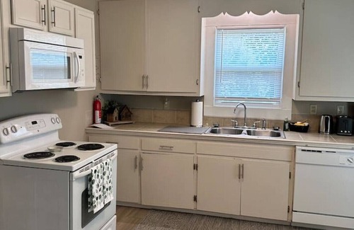 Concord House | Charming 2 bed home - Downtown Concord