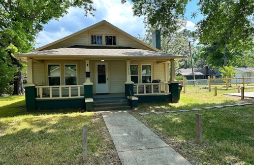 Concord House | Charming 2 bed home - Downtown Concord