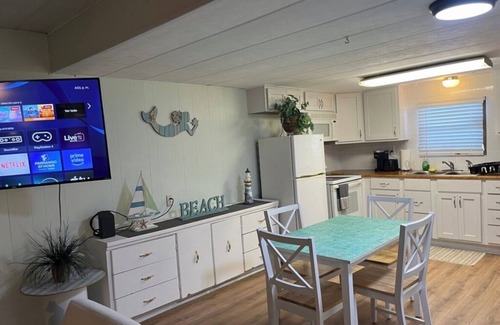Diplomat House | Charming 2-bedroom mobile home with WiFi, AC in North Fort Myers