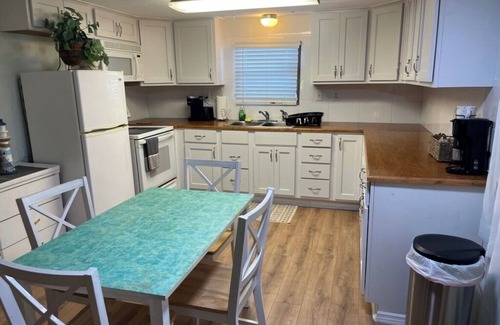 Diplomat House | Charming 2-bedroom mobile home with WiFi, AC in North Fort Myers