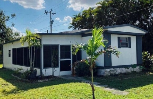 Diplomat House | Charming 2-bedroom mobile home with WiFi, AC in North Fort Myers