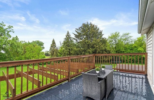 Oak Brook House | Charming 2-bedroom estate in Oakbrook Terrace with WiFi, AC, fitness room