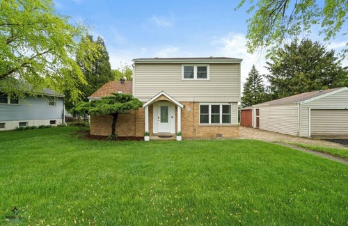 Oak Brook House | Charming 2-bedroom estate in Oakbrook Terrace with WiFi, AC, fitness room