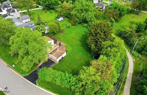 Oak Brook House | Charming 2-bedroom estate in Oakbrook Terrace with WiFi, AC, fitness room