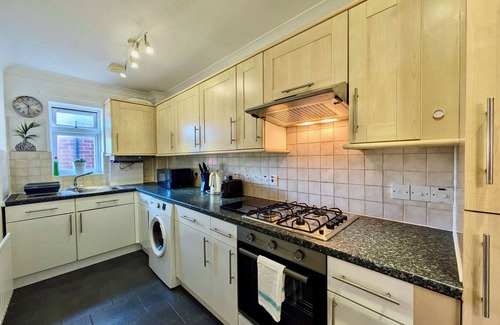 Bromley Common and Keston Apartment | Charming 2-Bedroom Flat in London