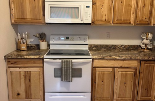 Grand Junction Apartment | Charming 2-bedroom apartment in Grand Junction with WiFi, AC - 30 Day+ Stays!